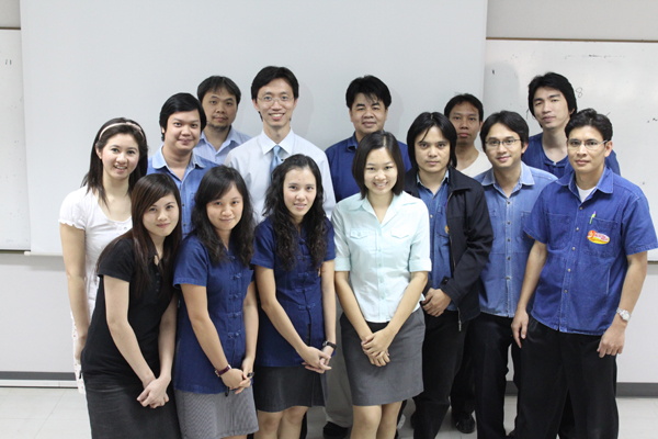 วิทยากรถ่ายภาพหมู่กับผู้อบรม