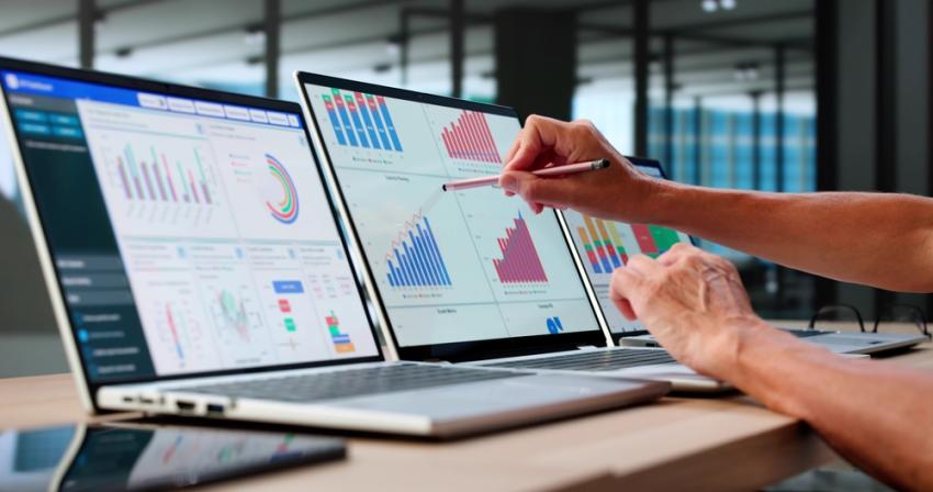 พนักงานกำลังรวบรวม Data Visualization มาทำเป็น Dashboard เพื่อพรีเซนต์ต่อผู้บริหาร