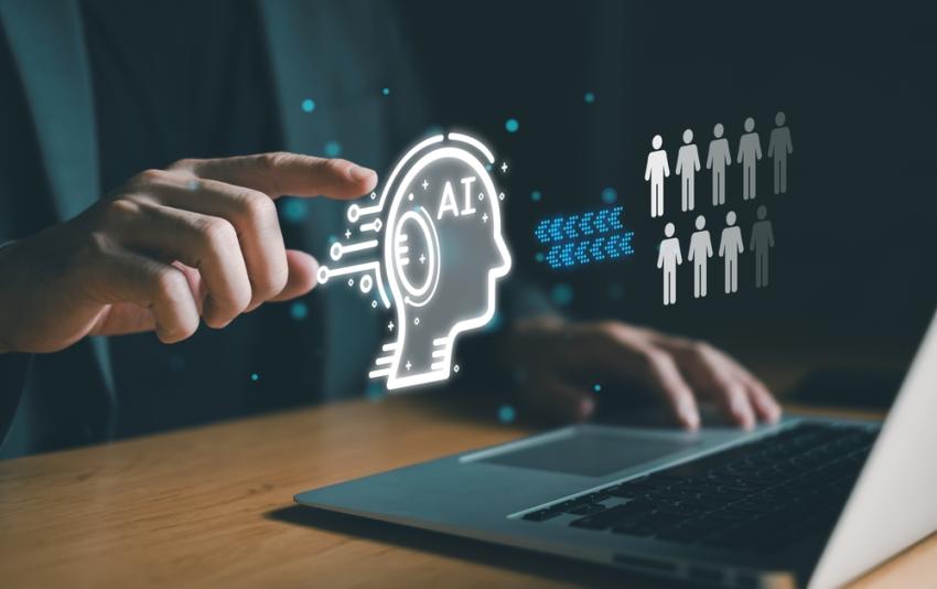 พนักงานออฟฟิศกำลังเข้าเรียนคอร์สอบรม AI เพื่อเพิ่มพูนทักษะการทำงาน