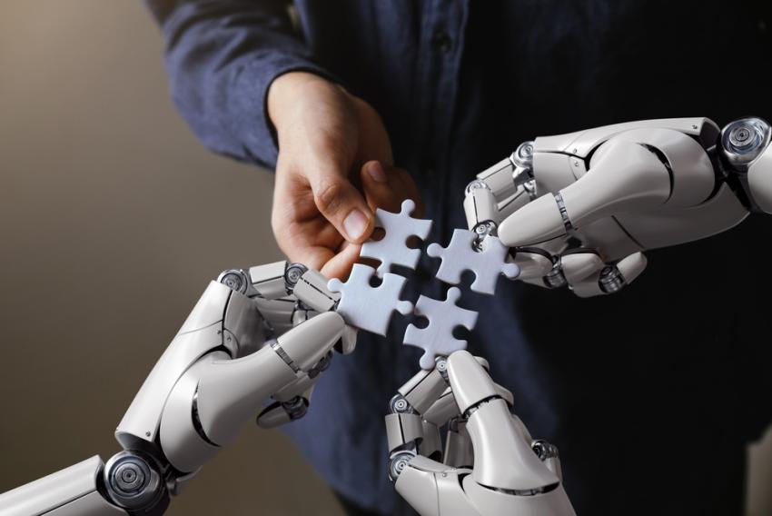 พนักงานออฟฟิศยุคใหม่ใช้ประโยชน์จาก AI เพื่อป้องกันไม่ให้ AI แย่งงาน