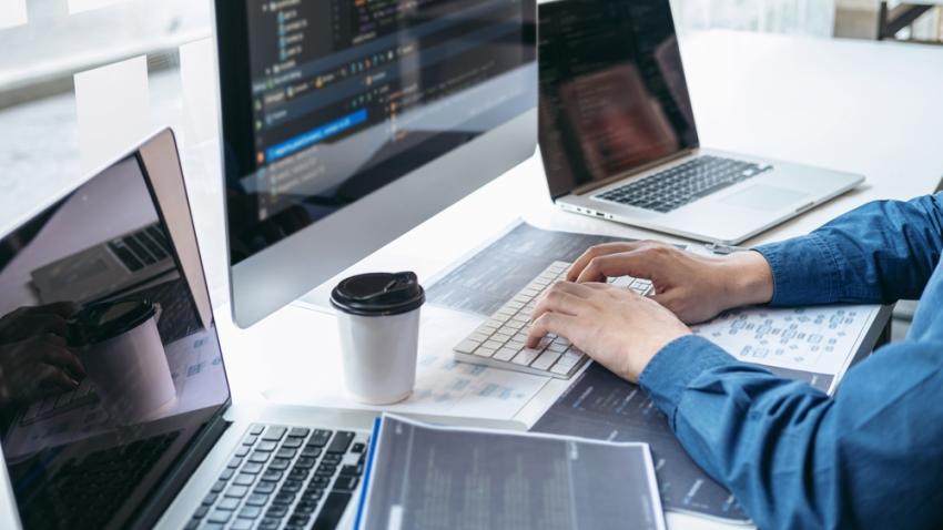 พนักงานกำลังศึกษาวิธีการสร้างเว็บไซต์ โดยใช้ 3 ภาษาหลัก ได้แก่ HTML, CSS และ JavaScript